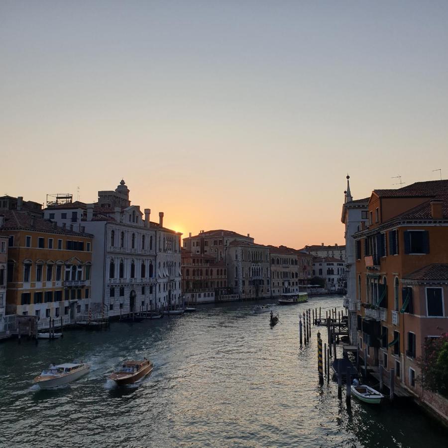 Central Lovely Typical Rooms Rialto Venecia Exterior foto